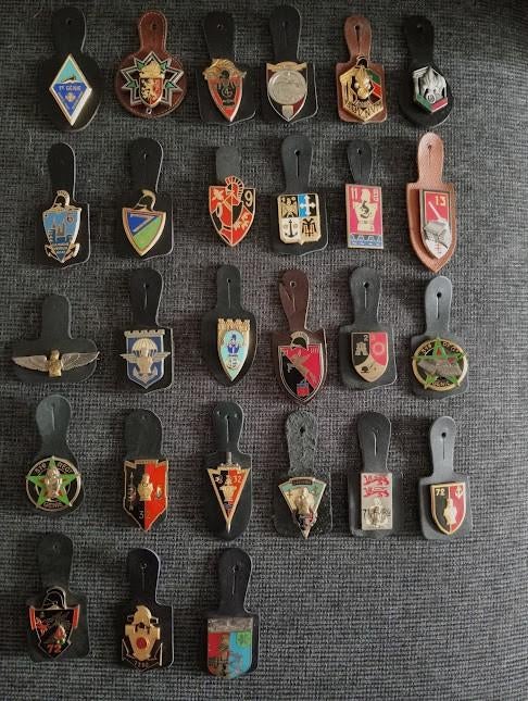 Plusieurs breloques de l'Armée Française., Collections, Objets militaires | Général, Armée de terre, Enlèvement ou Envoi