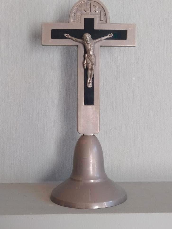 Art deco kruisbeeld op voet, Antiek en Kunst, Antiek | Religieuze voorwerpen, Ophalen of Verzenden