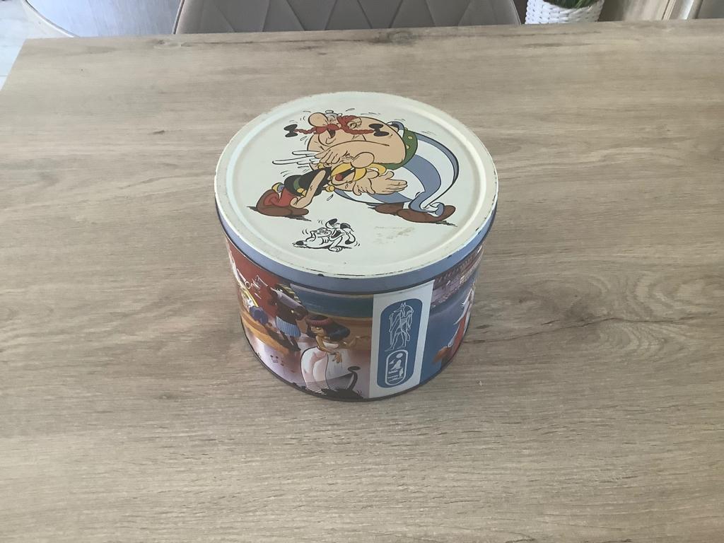 Boîte ronde en fer blanc Astrix et Obélix (16 cm) (2001), Collections, Personnages de BD, Enlèvement ou Envoi, Astérix et Obélix
