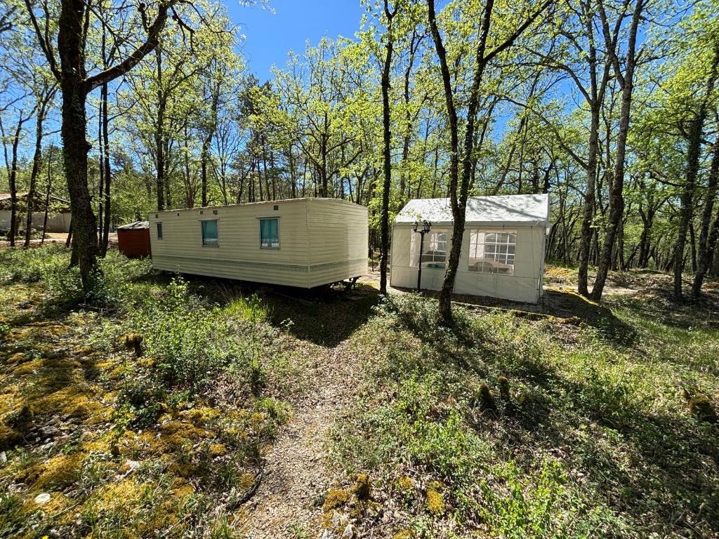 Mobil-home avec grande terrasse dans un camping en Dordogne, Jusqu'à 4
