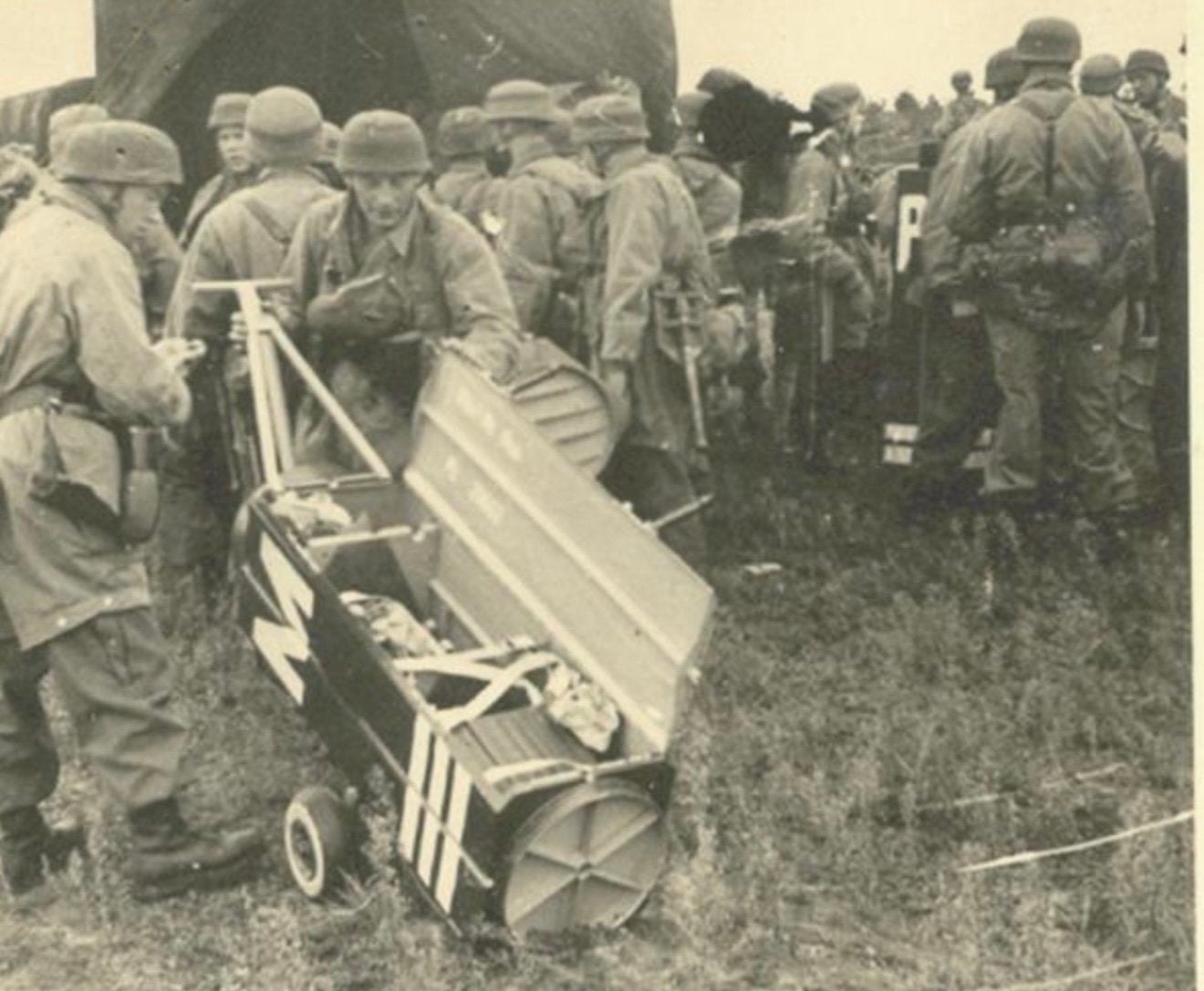 WW2 German Fallschirmjäger Drop Container Wheels, Enlèvement ou Envoi, Armée de terre