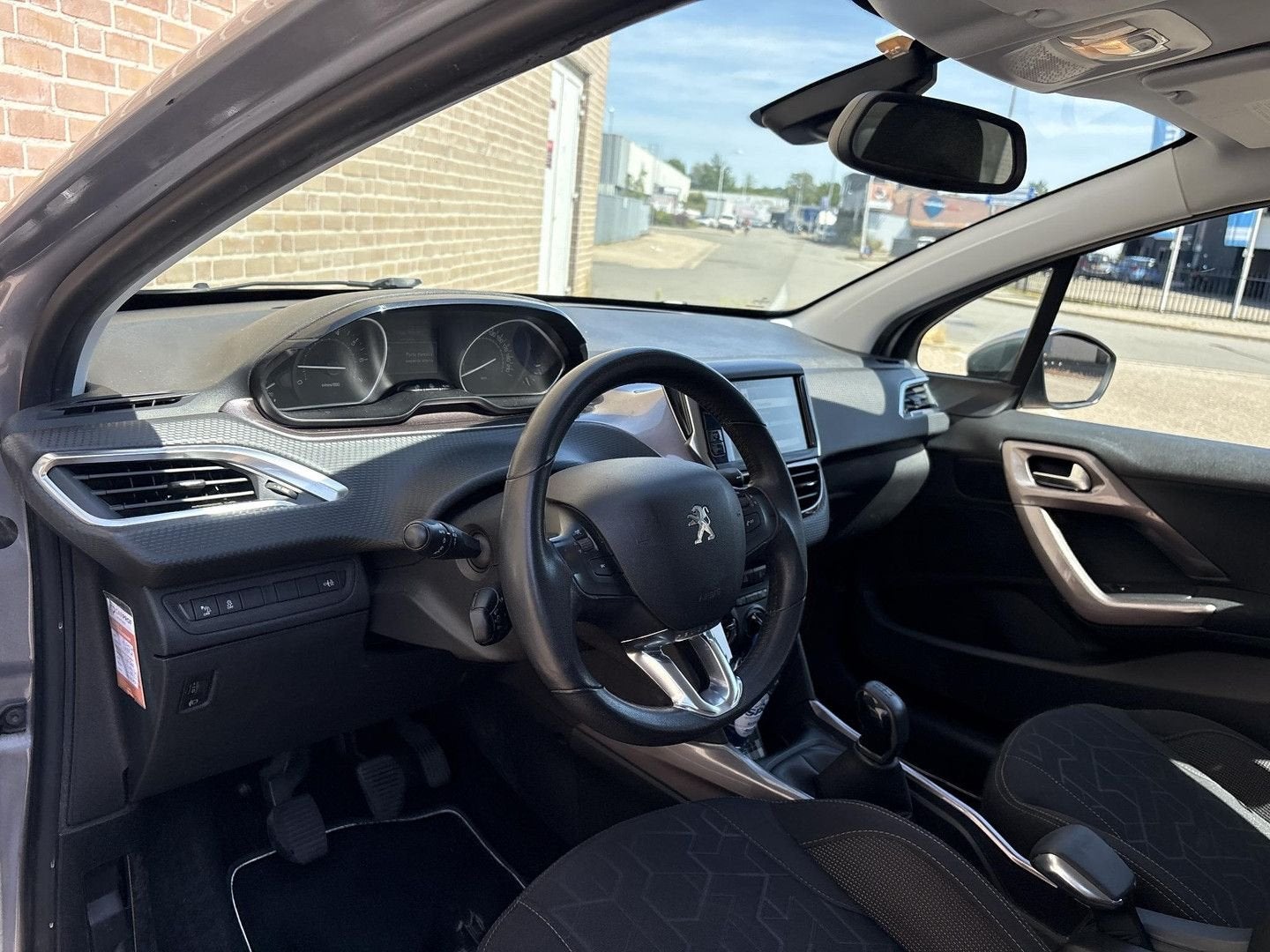 Peugeot 2008 1.2 VTi Allure | Cruise | Airco | Navi | PDC |, Parkeersensor, Handgeschakeld, SUV of Terreinwagen, Zilver of Grijs