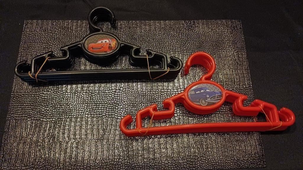 Cars 12 stuks kapstokken rood/zwart als nieuw, Ophalen of Verzenden, Zo goed als nieuw, Disney Pixar Cars, Jongetje
