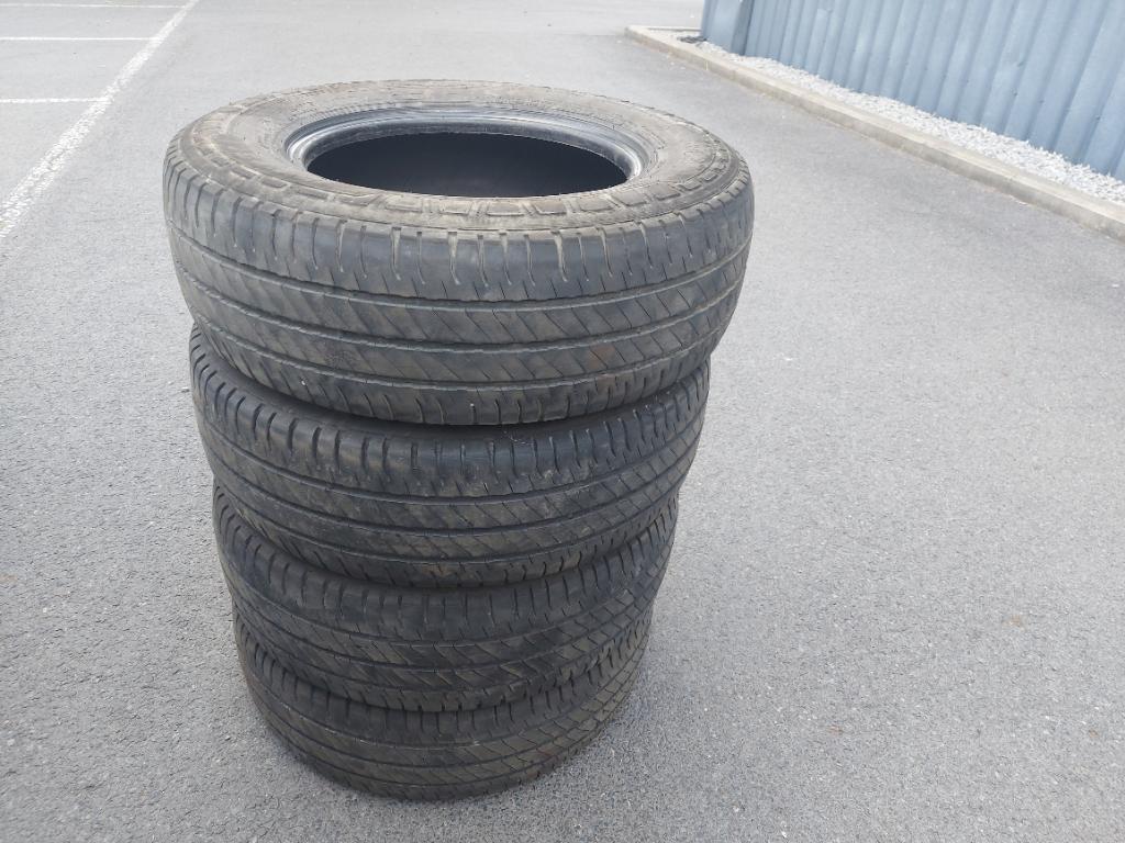 Michelin banden 215/70R15c, Autos : Pièces & Accessoires, Pneus & Jantes, 15 pouces, 215 mm, 4 Saisons, Véhicule utilitaire