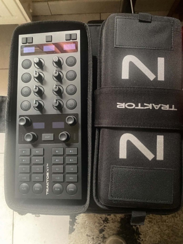 Traktor X1 MK3 comme neuf ( + Housse ), Muziek en Instrumenten, Midi-apparatuur, Zo goed als nieuw, Ophalen of Verzenden
