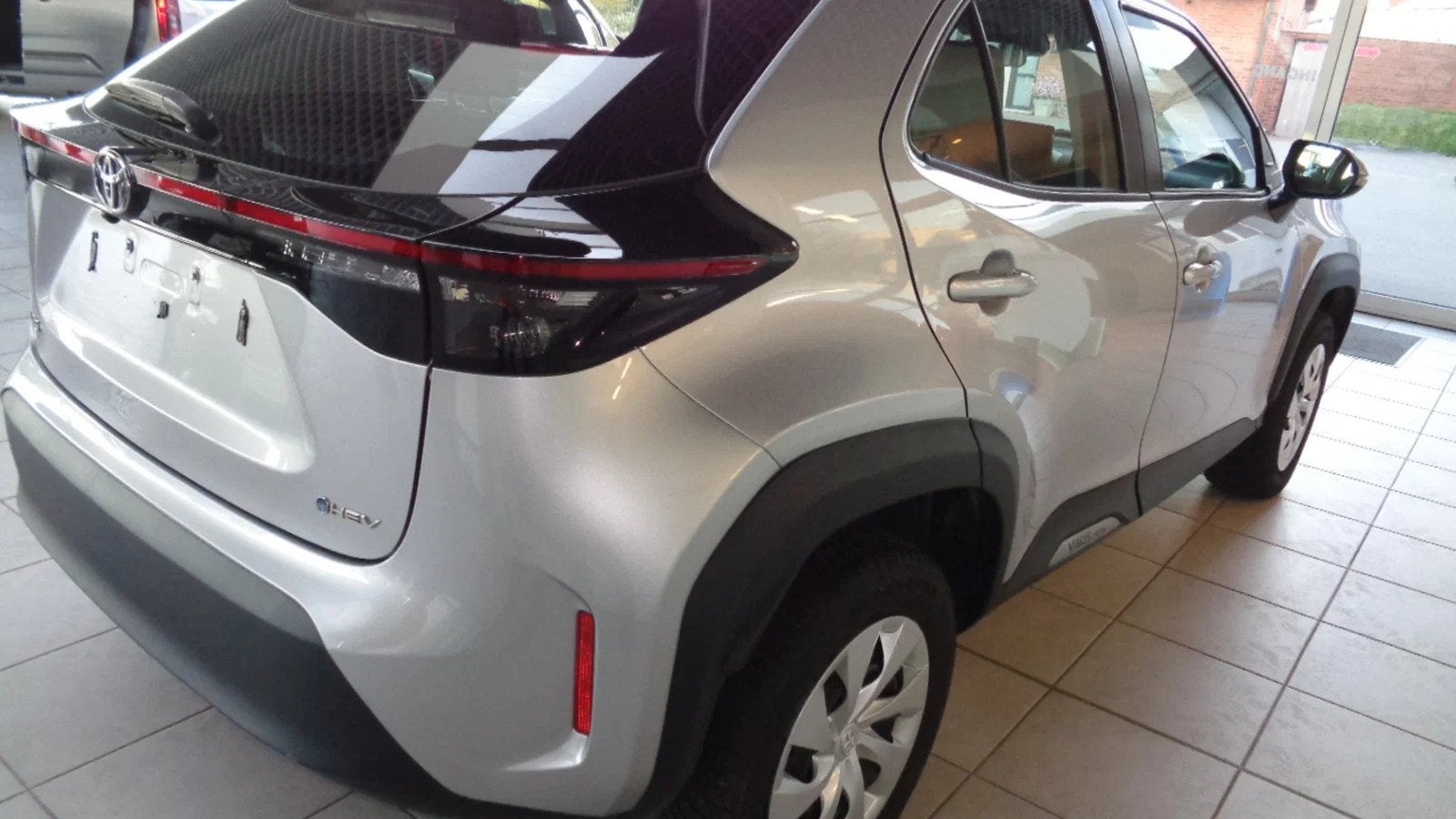Toyota Yaris Cross Dynamic (bj 2024, automaat), Auto's, Automaat, Stof, Gebruikt, 1490 cc