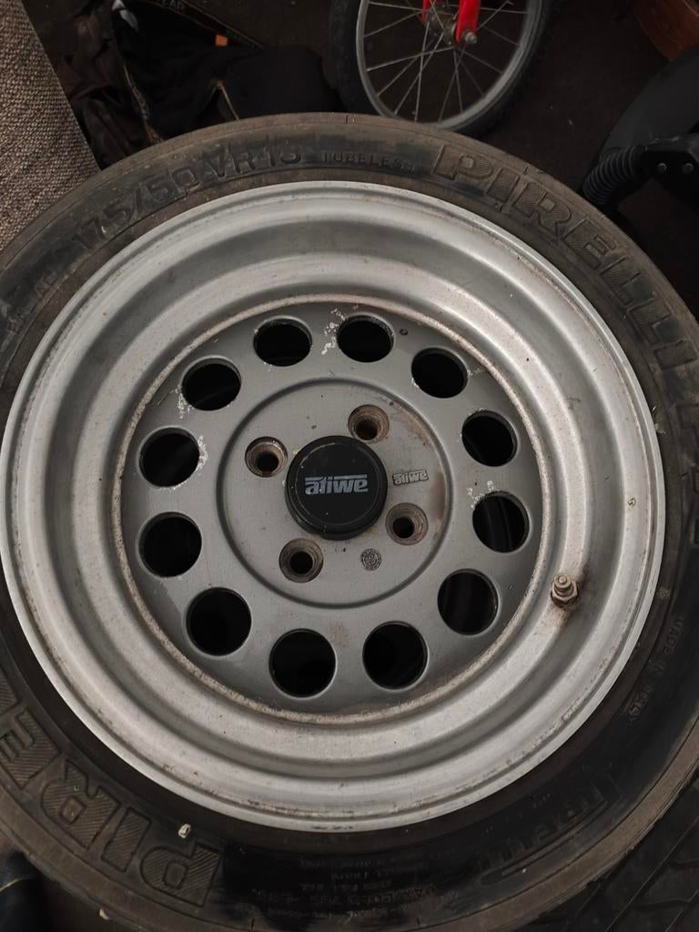 Atwe 13 inc banden komen van een Volkswagen, Enlèvement