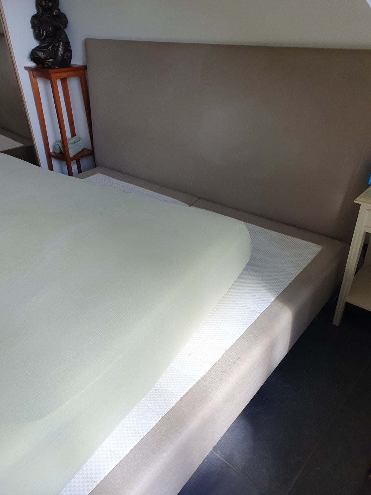 Lederbed  met onderstel, Huis en Inrichting, Slaapkamer | Boxsprings, Ophalen of Verzenden, Beige
