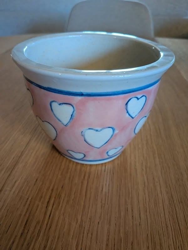 Cache pot/vase en céramique. Motifs coeurs, Enlèvement, Neuf