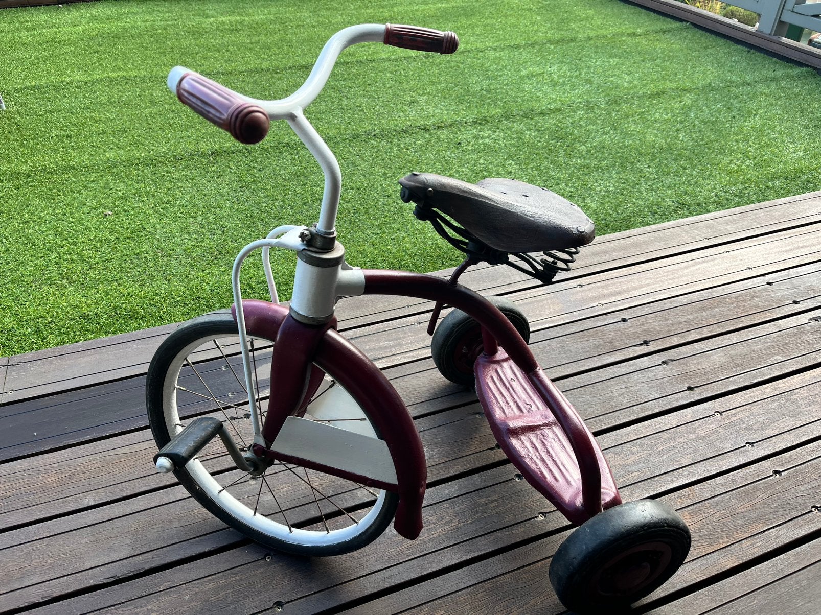 Vieux tricycle, Enlèvement