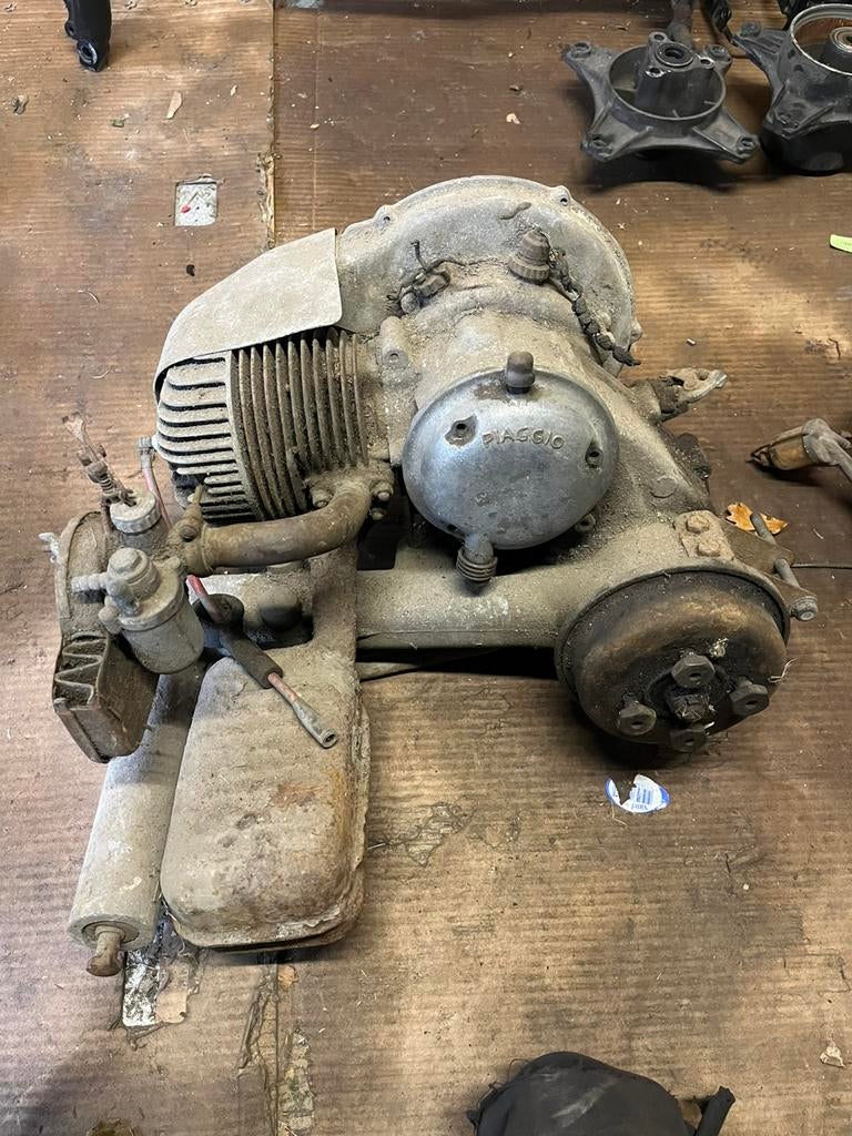 Vespa faro basso motorblok en tank, Motoren