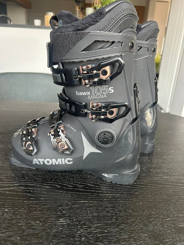 Pakket ski’s, botten’ stokken en helm. In perfecte staat, Enlèvement, Comme neuf, Atomic