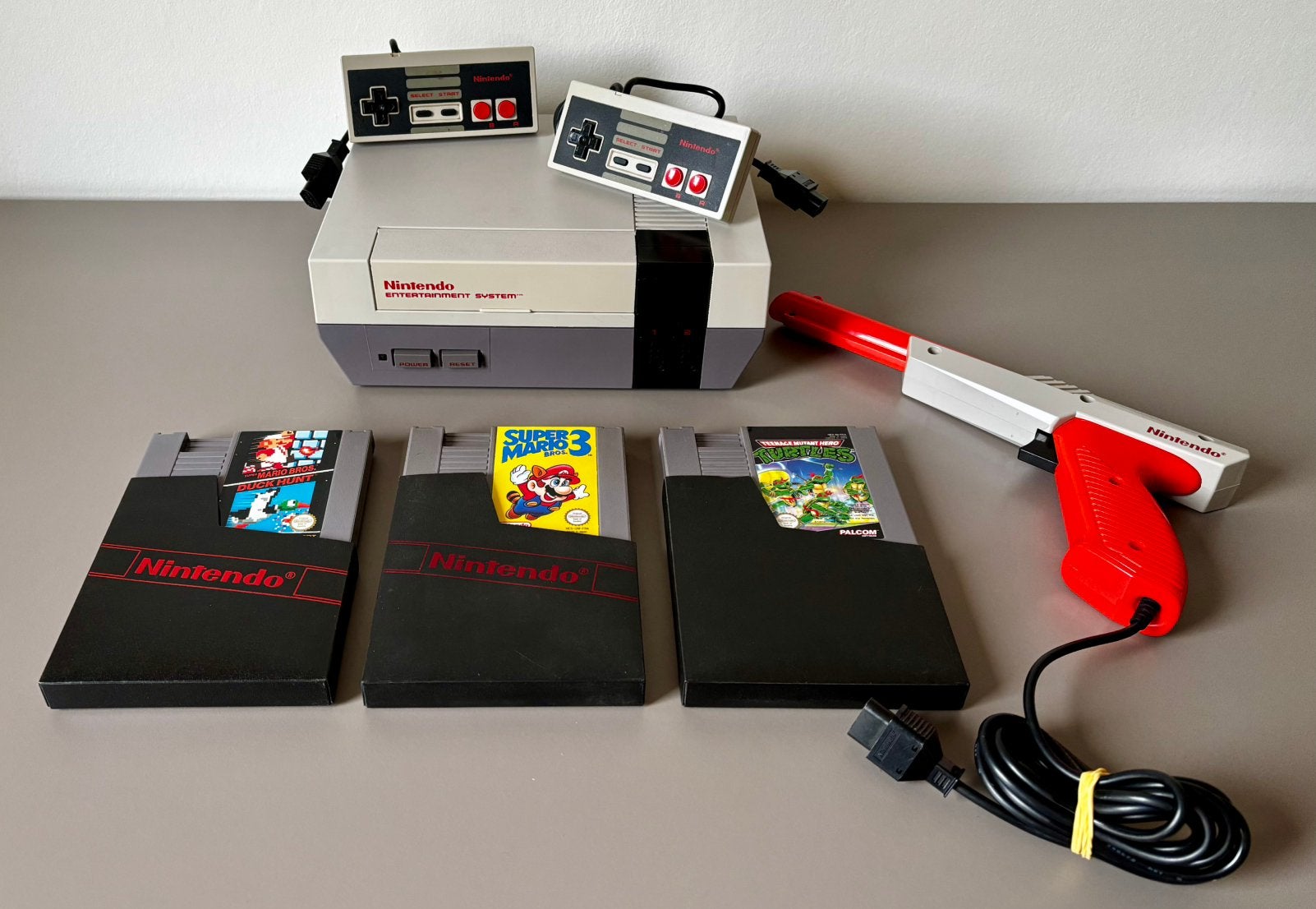 Nintendo NES Action Set + games!, Ophalen of Verzenden, Zo goed als nieuw, Met 2 controllers, Met zapper/pistool