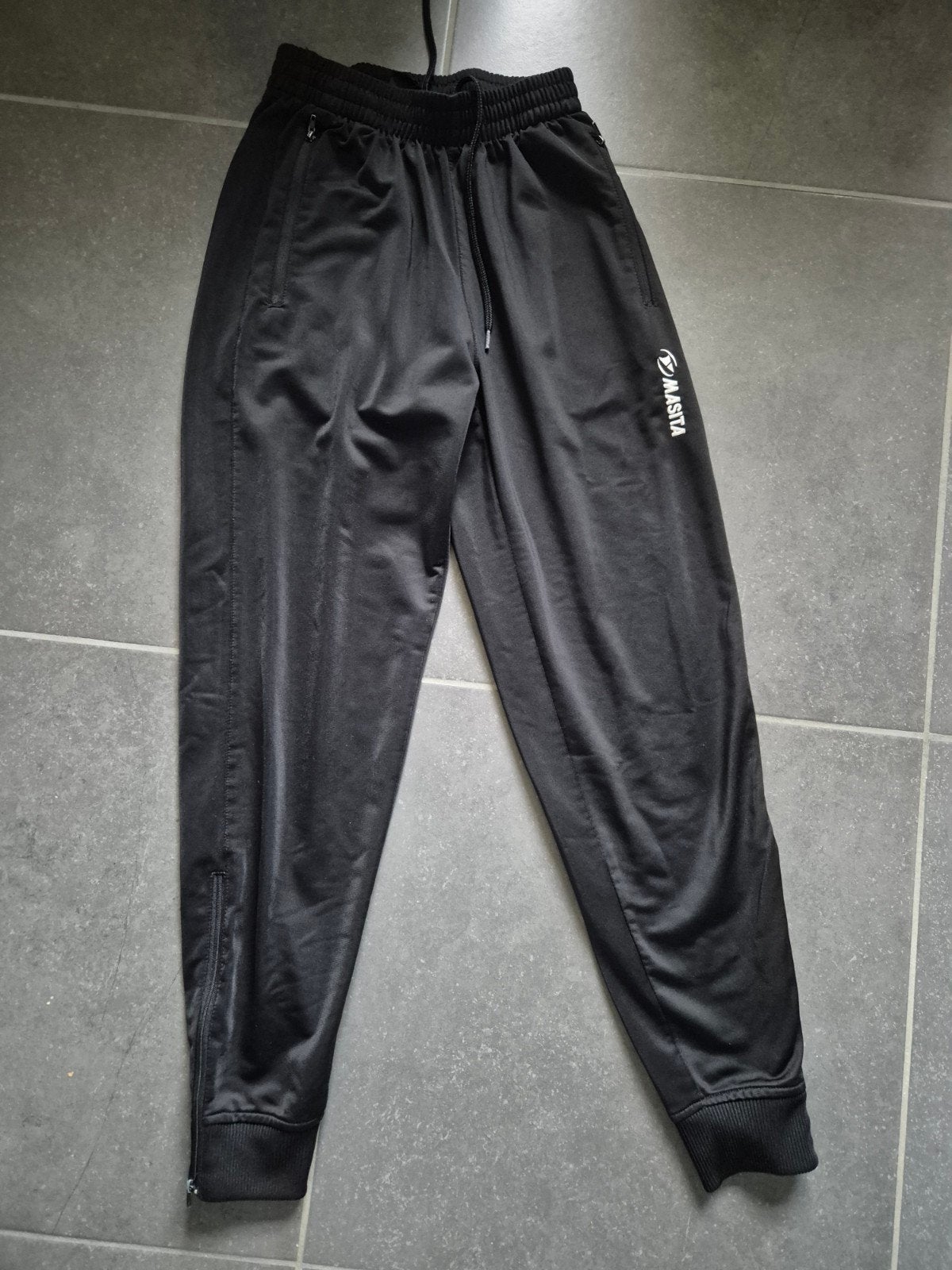 zwarte trainingsbroek Masita - maat 152, Pantalon, Garçon ou Fille, Comme neuf, Enlèvement