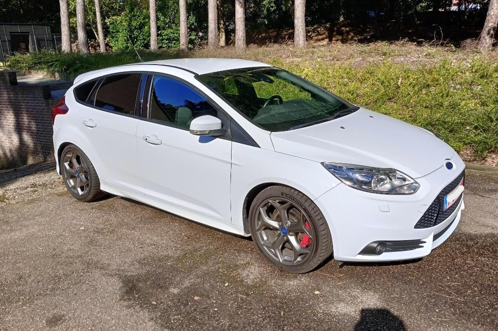 Ford Focus ST 2.0 Benzine mk3 250pk, Auto's, Euro 5, Zwart, 4 cilinders, Wit