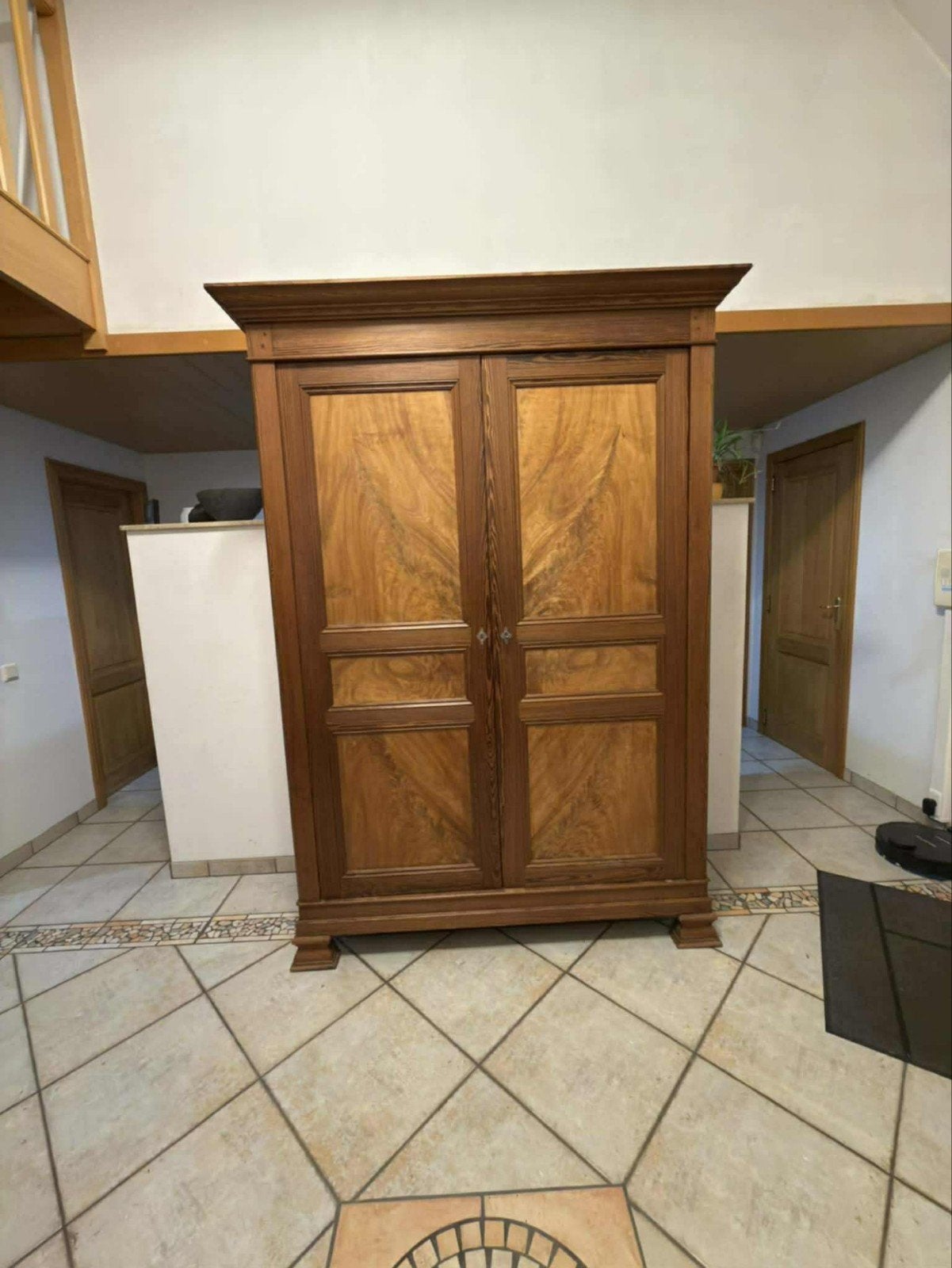 armoire ancienne haute en bois de pitchpin avec corniche.
À, Ophalen