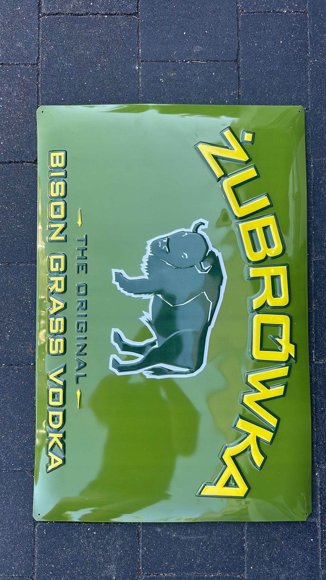 Plaque métallique Zubrowka 60x40, Antiquités & Art, Enlèvement ou Envoi, Métal