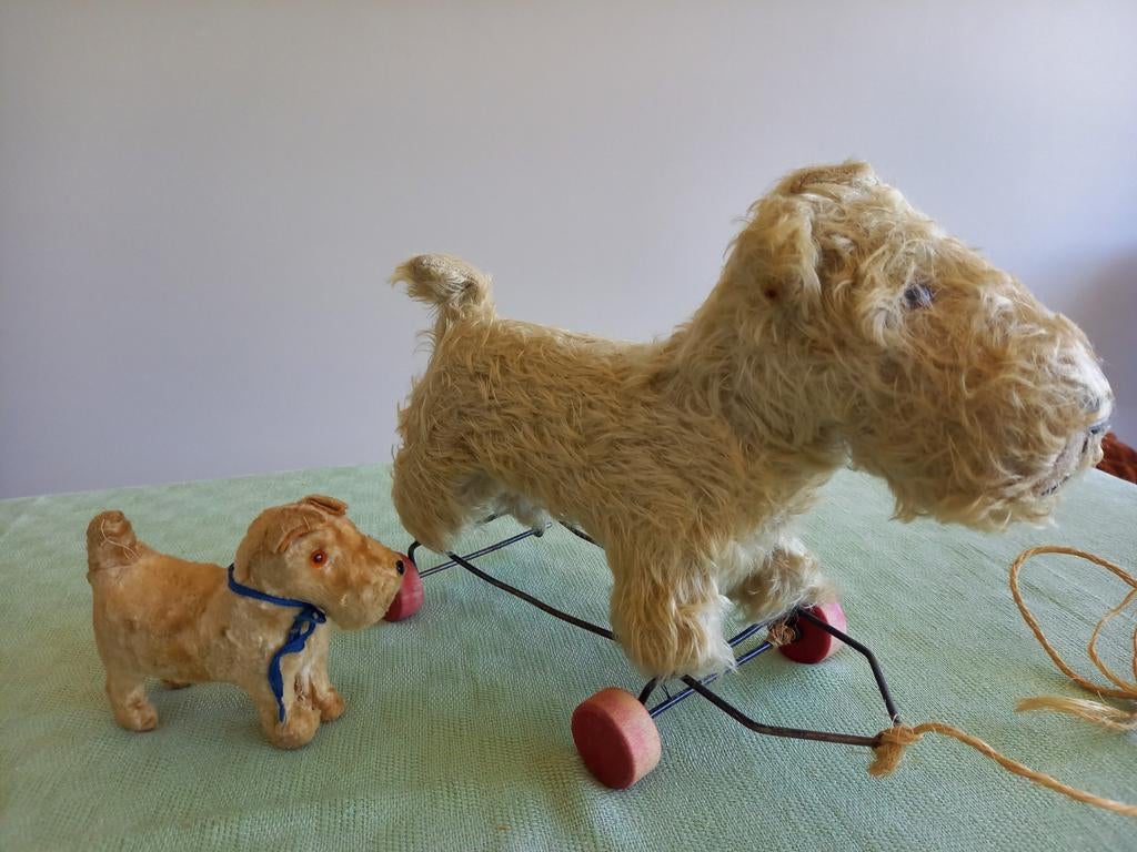 Vintage pluche terriër op wieltjes en kleintje., Antiek en Kunst, Ophalen