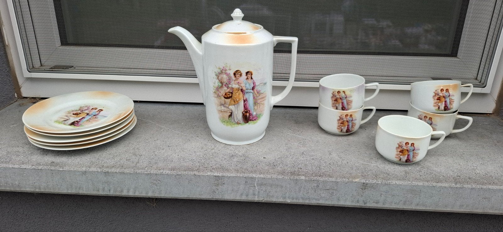 Koffiekan en 5 tasjes en 5 dessert bordjes samen voor 8 €
Af, Ophalen
