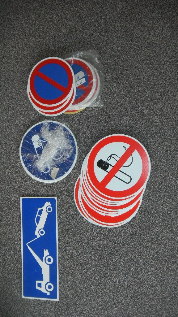 il est interdit de stationner et de fumer, Enlèvement, Neuf