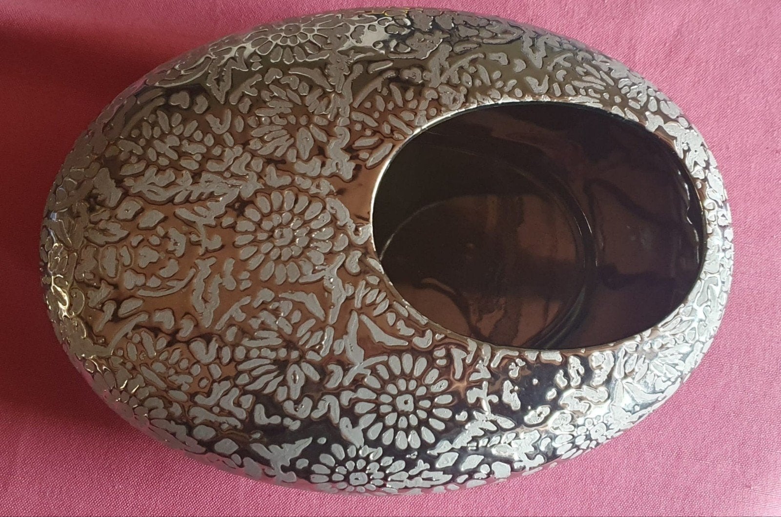 Zilveren design vaas / bloempot met bloemenreliëf - 28x7 cm, Enlèvement ou Envoi, Utilisé, Pierre/céramique, Convient pour fleurs séchées