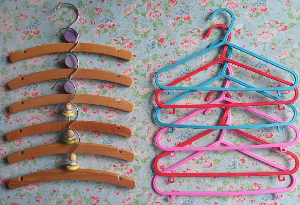 Zes houten en zes plastic kleerhangers, Kinderen en Baby's, Ophalen of Verzenden, Zo goed als nieuw, Kapstokje