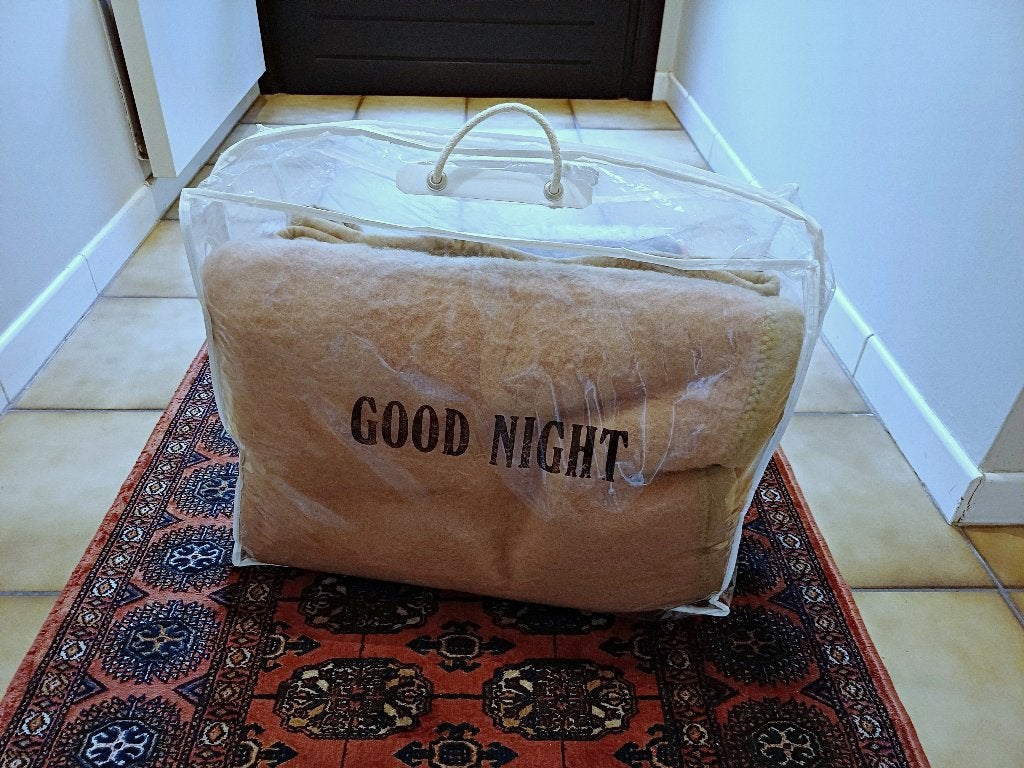 Plaid en laine Good Night 180 x 220 cm - 100 % laine vierge, Maison & Meubles, Enlèvement, Comme neuf, Beige, Couvre-lit