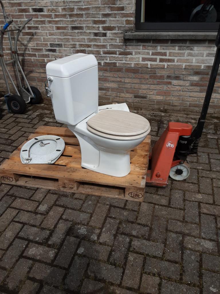 WC en vergruizer., Ophalen