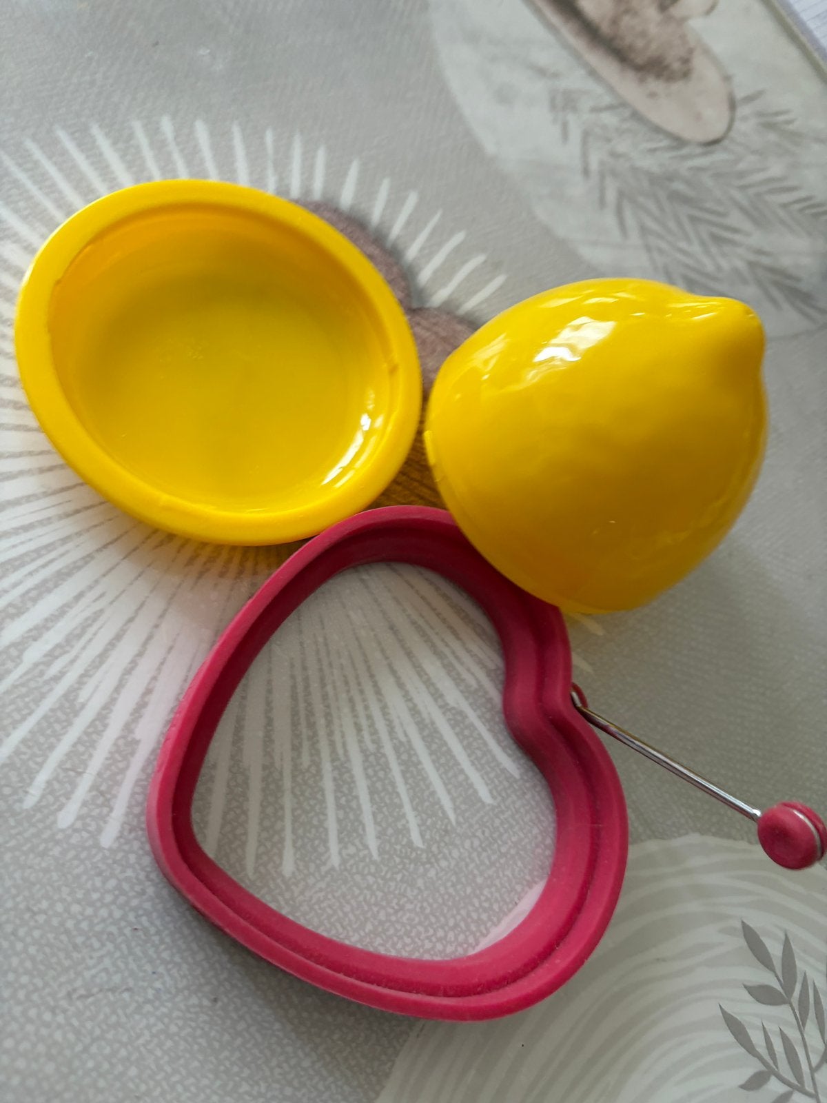 Lot de 2 accessoires de cuisine Moule cœur & boîte à citron, Maison & Meubles, Enlèvement ou Envoi, Comme neuf