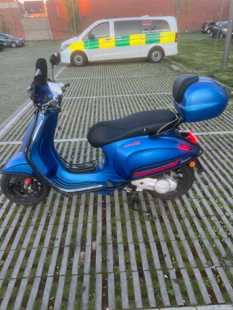 Vespa sprint 2021 Full option, Fietsen en Brommers, Ophalen, Zo goed als nieuw, 50 cc, Klasse A (25 km/u)