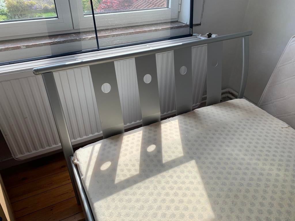 Groot bed voor 1 persoon in metalen structuur 220 x 120, Huis en Inrichting, Slaapkamer | Bedden, Gebruikt, Eenpersoons, 120 cm