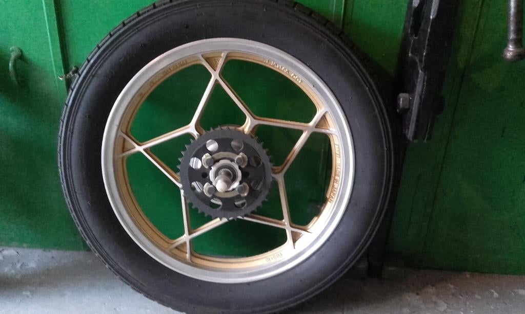 suzuki ZR50 / GT50 une roue arrière en 16 complète état NEUF, Ophalen
