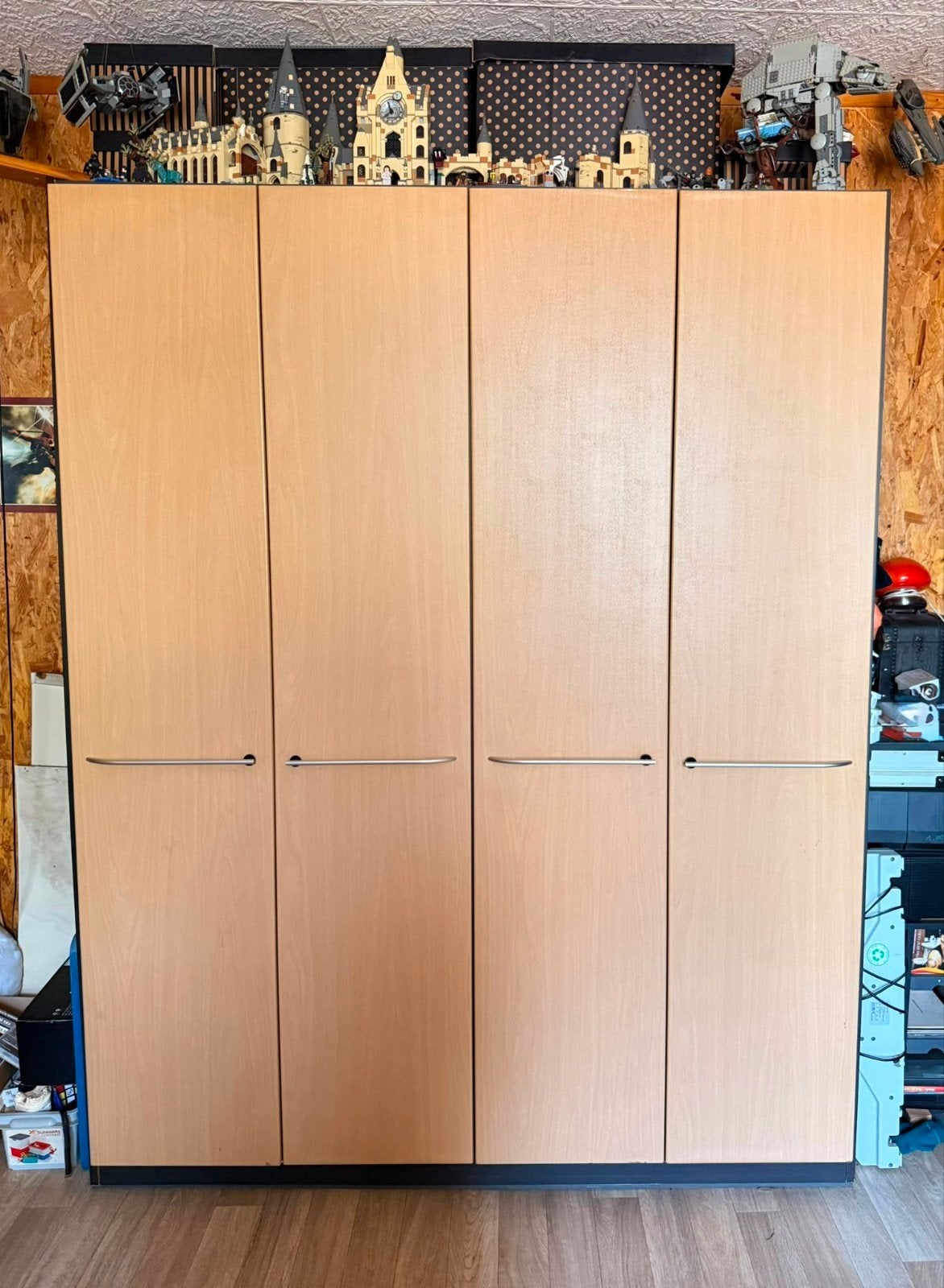 Armoire 4 portes de couleur hêtre avec côtés noirs., Maison & Meubles, Enlèvement