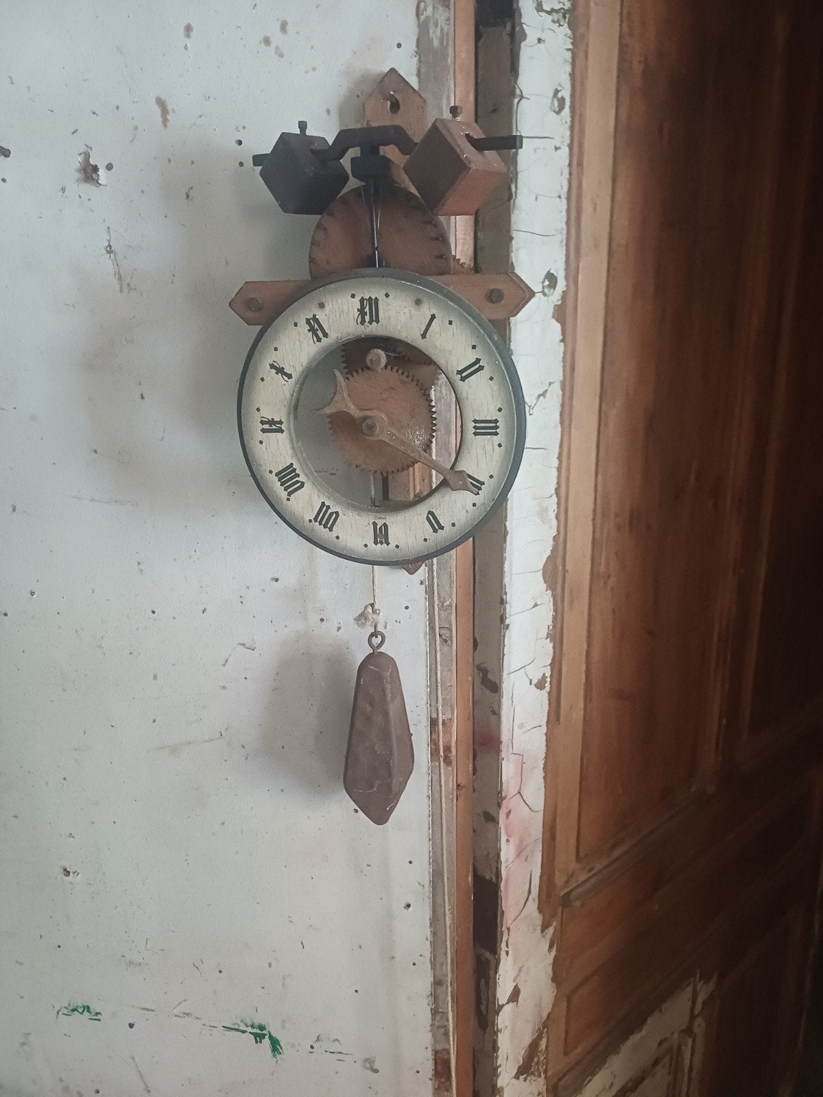 houten skeletklok, Ophalen