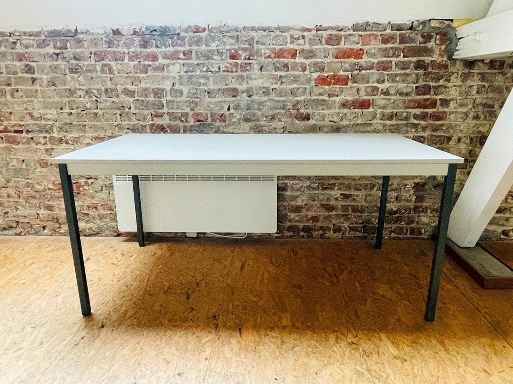 +/- 50 tables à DONNER ! @ OXFAM Solidarité, Enlèvement