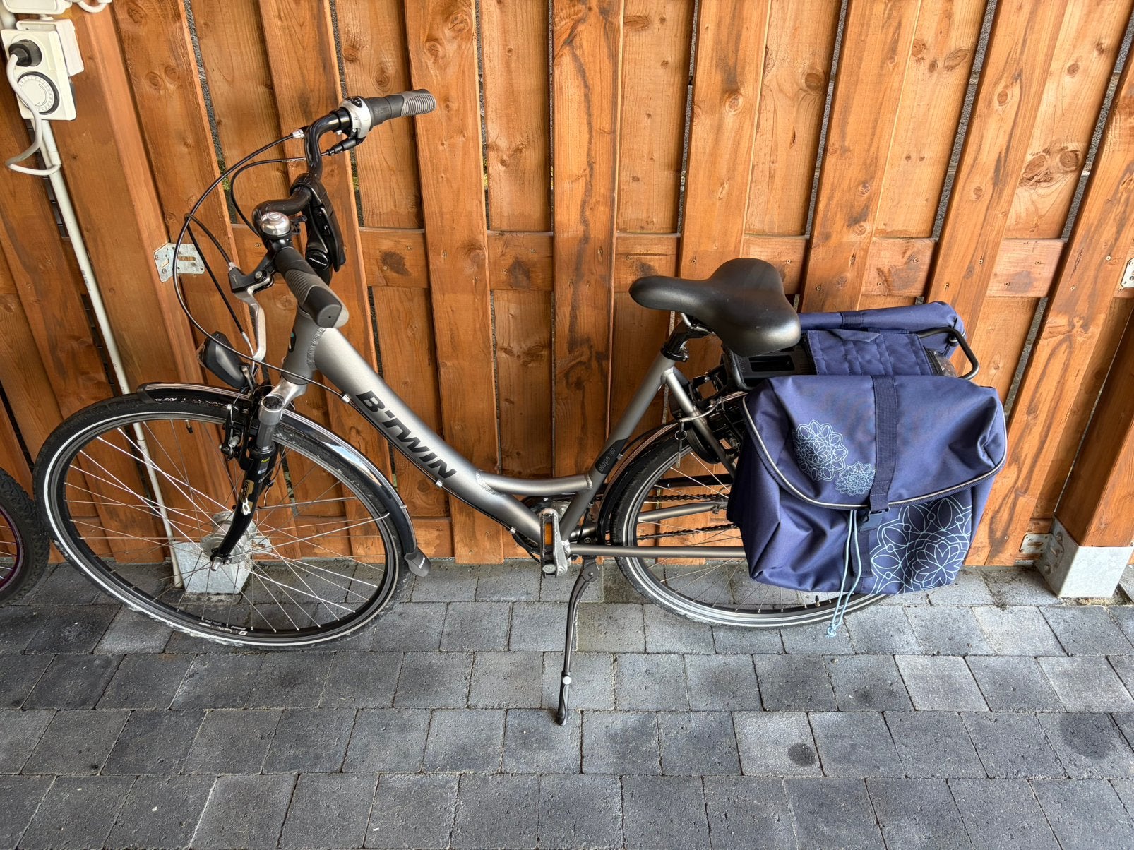 Damesfiets met tassen, Fietsen en Brommers, Fietsen | Dames | Damesfietsen, Velgrem, Versnellingen, Zo goed als nieuw, Ophalen