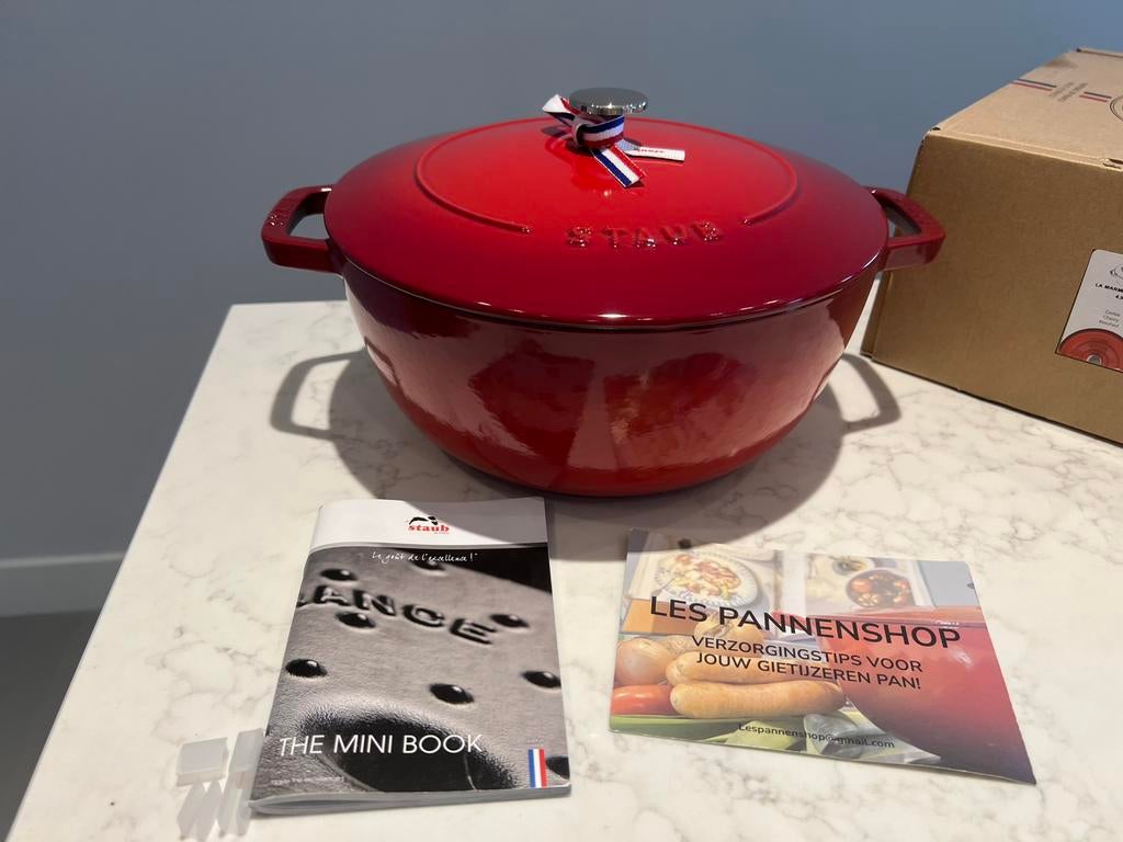 Nieuwe Staub Marmite 26 cm Cerise in de doos, Huis en Inrichting, Keuken | Potten en Pannen, Gietijzer, Nieuw, Ophalen of Verzenden