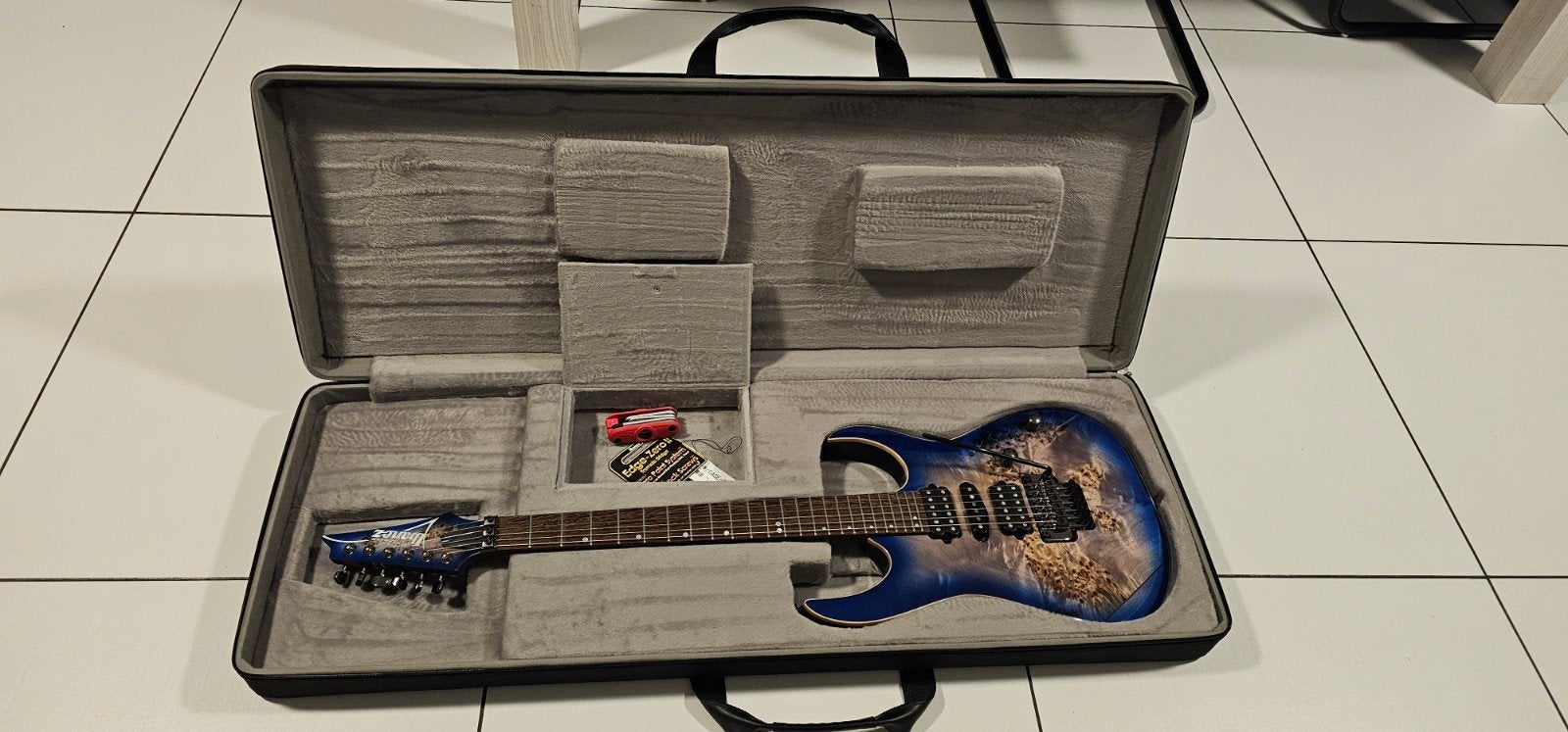 Ibanez RG1070PBZ in nieuw staat + ibanez case.
Twv 1650€., Enlèvement