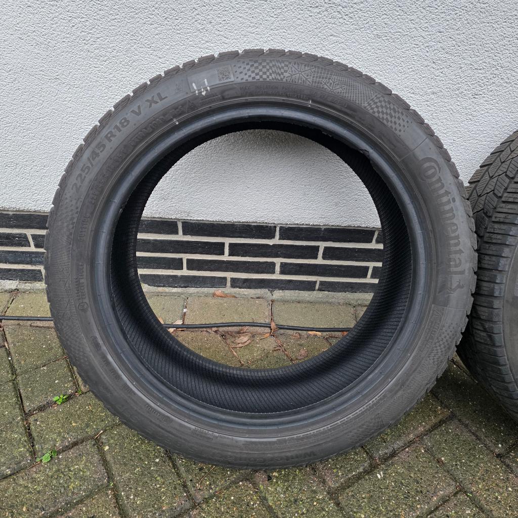 2 pneus Continental 225/45/18 avec profil de 6 mm, Autos : Pièces & Accessoires, Pneus & Jantes, Pneu(s), Pneus hiver, 18 pouces