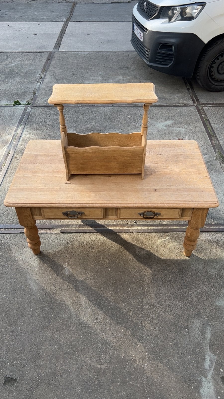 Antieke tafel met een houder, Enlèvement