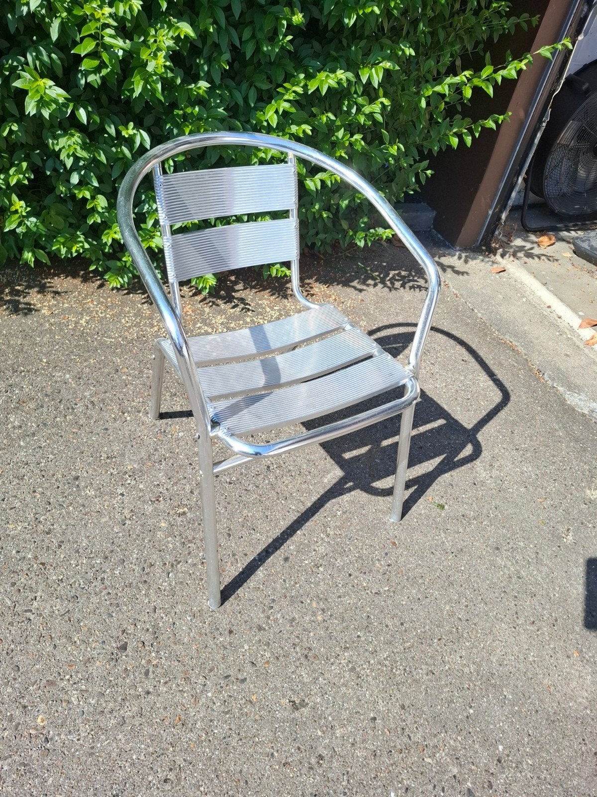 Chaises alu de bistrot, Enlèvement