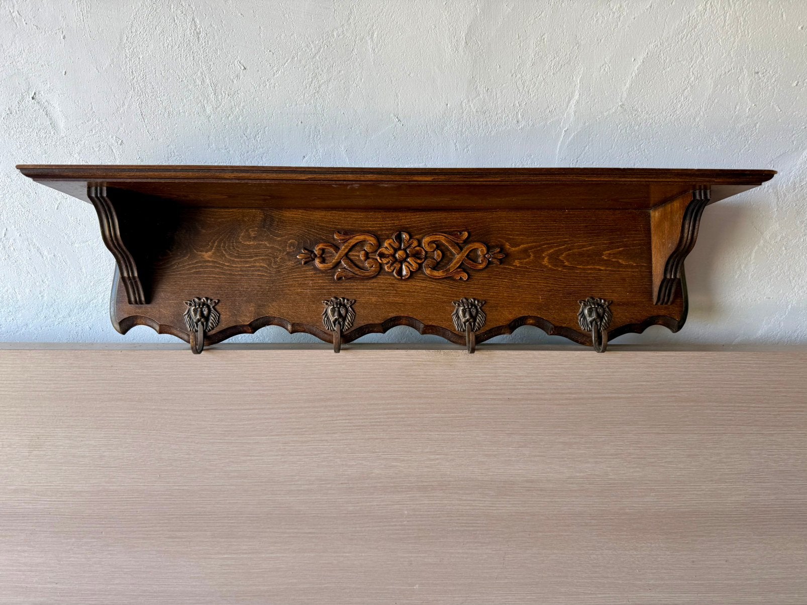 Klassieke Wandkapstok: Leeuwenkoppen & Hoedenplank (80 cm), Ophalen, Gebruikt, Hout, Wandkapstok