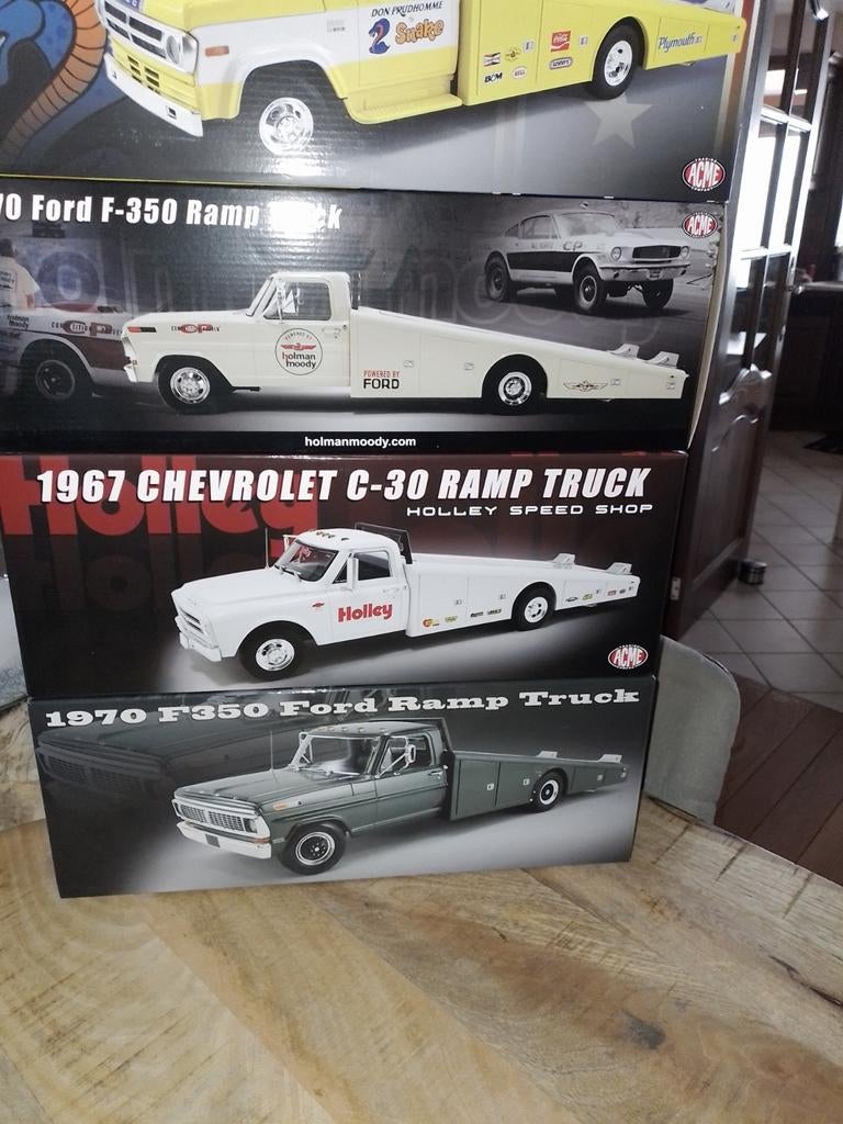 5 depaneurs 1/18 , nieuw in originele verpakking, Neuf, Plus grand que 1:32, Enlèvement, Camion