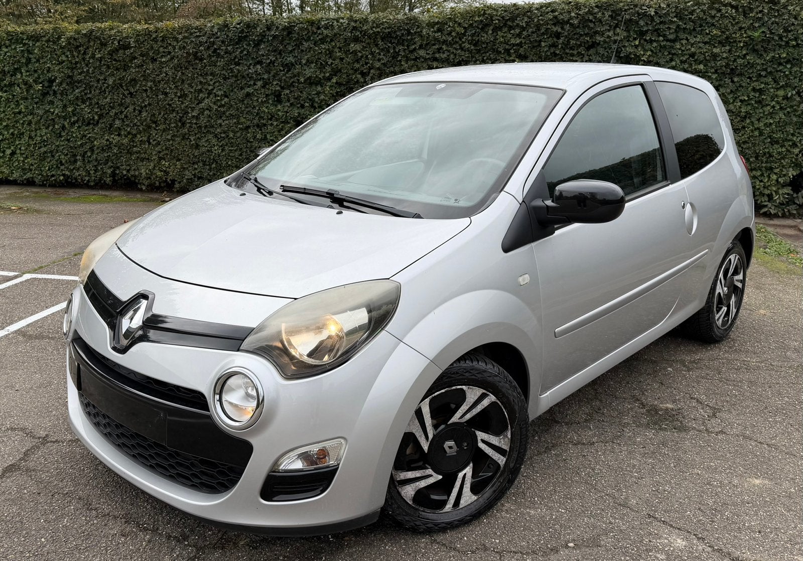 Renault Twingo 1.2 Benzine - Aicro - Bluetooth - Cruise Cont, Zwart, 4 cilinders, Particulier, Zilver of Grijs