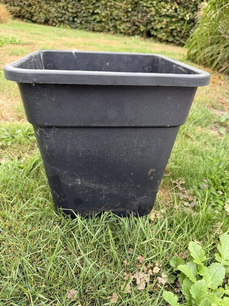 84 zwarte vierkante kunststof potten – €1/stuk, Tuin en Terras, Bloempotten, Kunststof, Gebruikt, Vierkant, Minder dan 40 cm