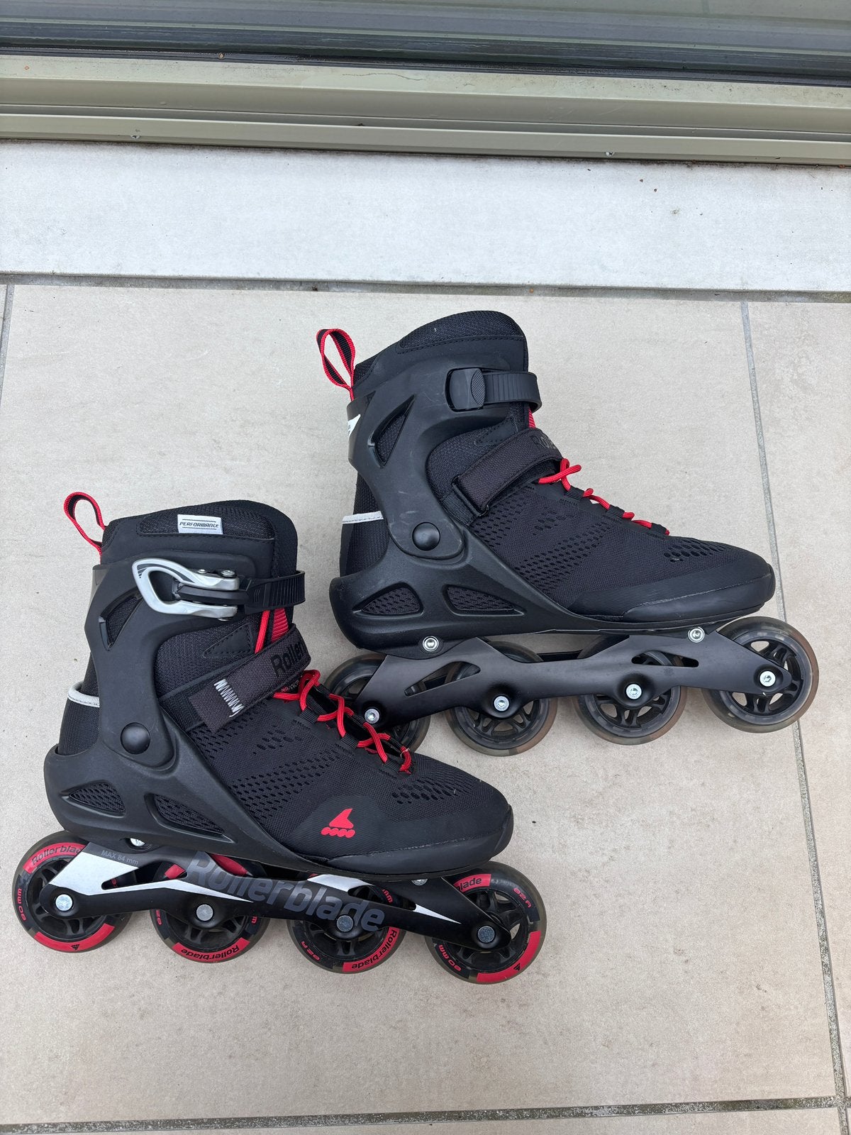 Rollerblade skeelers – Zwart/Rood – Goede staat- maat:42,5, Sport en Fitness, Skeelers, Heren, Zo goed als nieuw, Inline skates 4 wielen