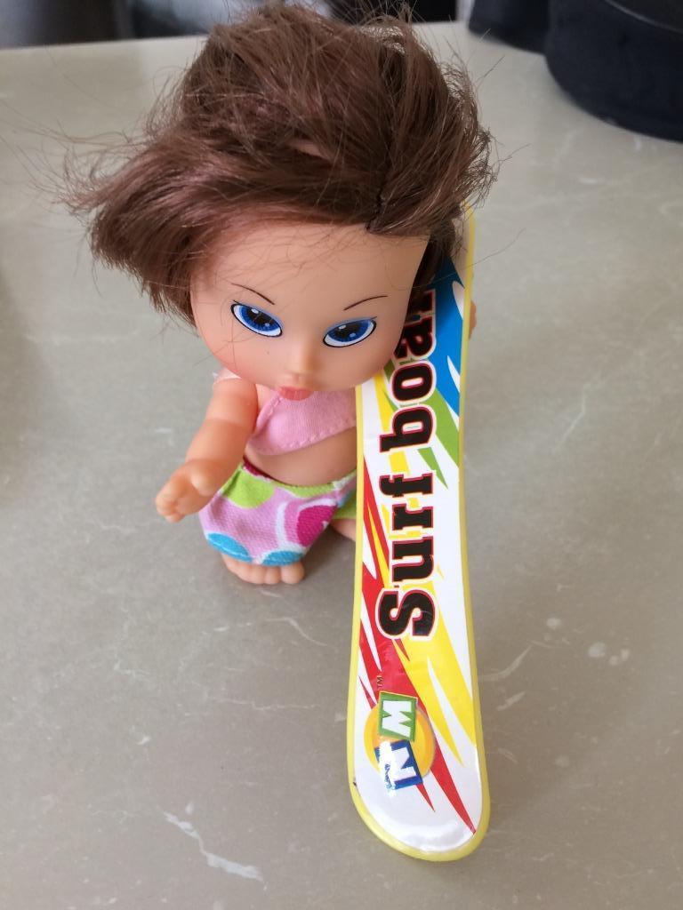Kleine pop met surfplank, Ophalen, Zo goed als nieuw