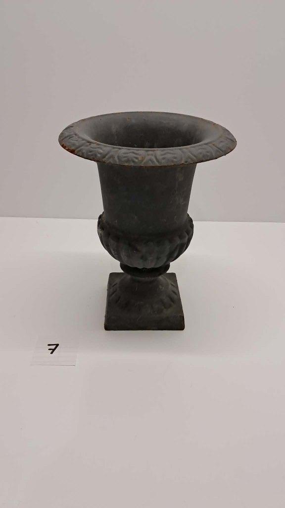 Urne / vase type Médicis en métal sur base pierre – H 23 cm, Jardin & Terrasse, Vases de jardin, Utilisé, Enlèvement