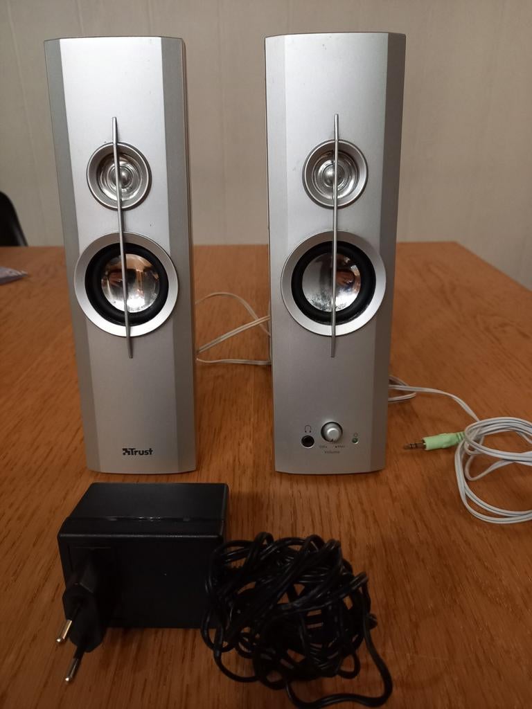 ENCEINTES TRUST SUR PIED AVEC CHARGEUR 30€, Comme neuf