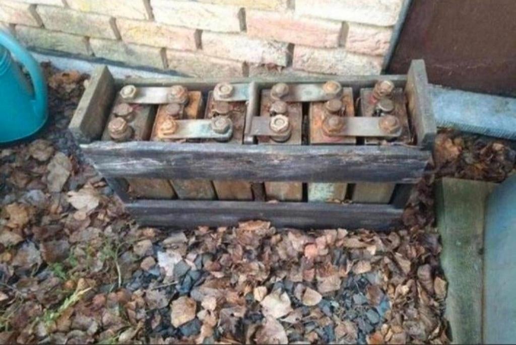 très ancienne batterie électrique dans un cageot en bois, Enlèvement